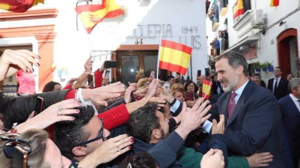 El Rey, este jueves, aclamado y vitoreado por miles de españoles.