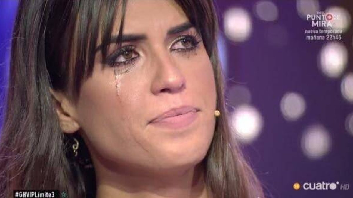 Harta de mentiras televisadas, deja a su novio en directo