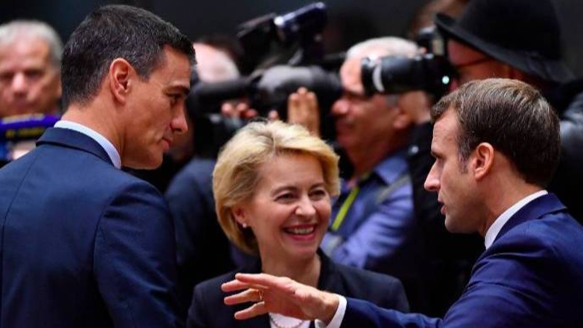 Sánchez en Bruselas, conversando con Von der Layen y Macron.