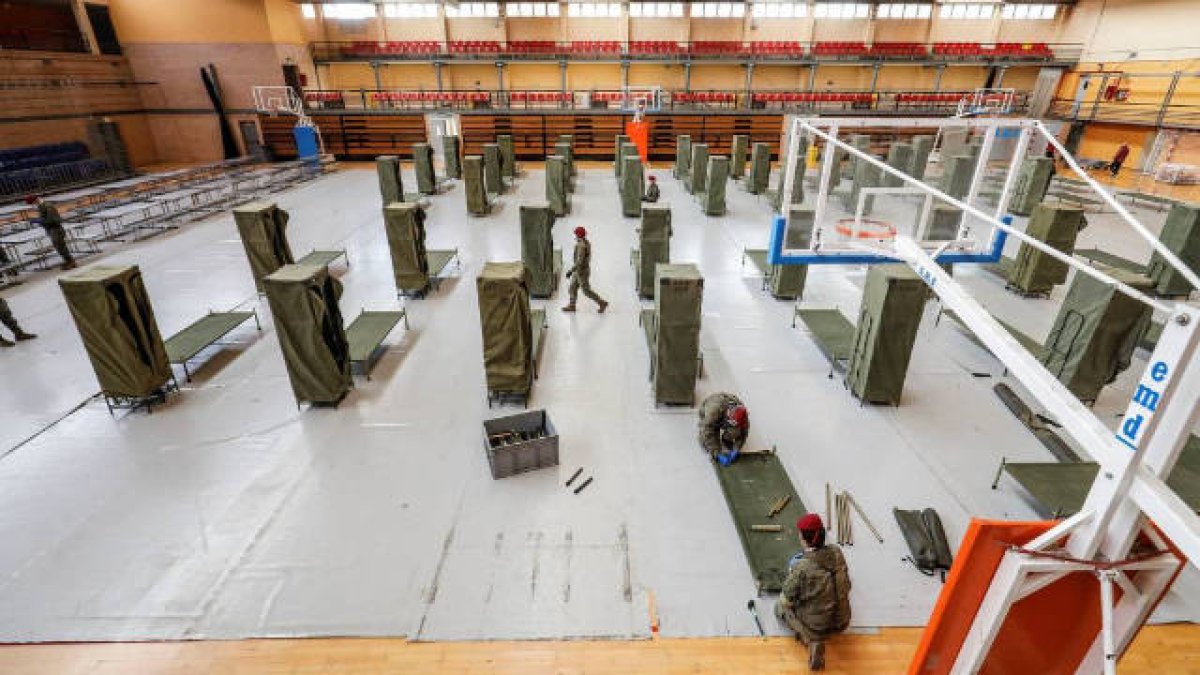 El ejército montando un campamento en el polideportivo de El Cabanyal.