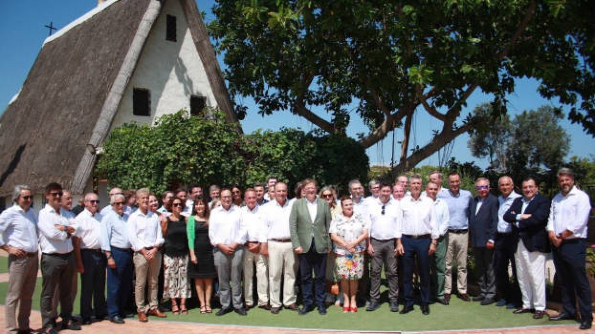 Foto de grupo durante el almuerzo empresarial en la Albufera