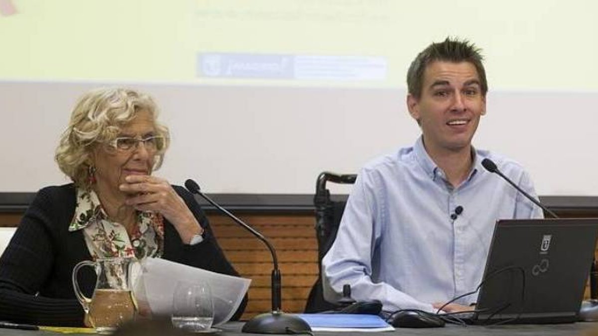 Pablo Soto, junto a Manuela Carmena.