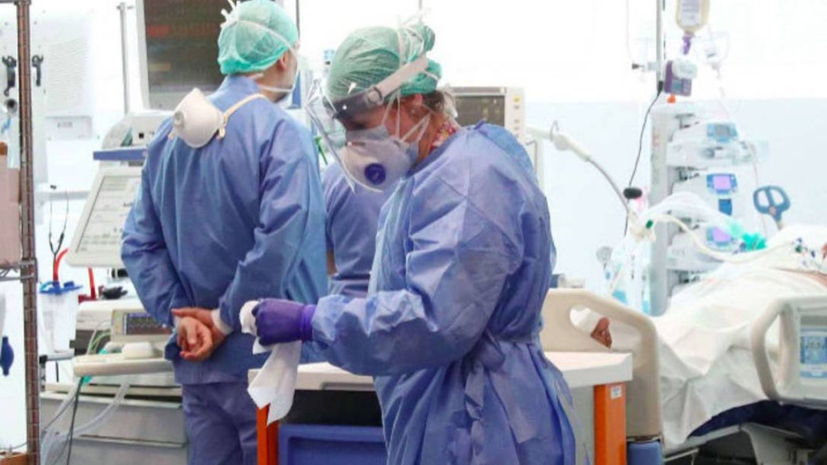 Médicos en la sala de urgencias de un hospital