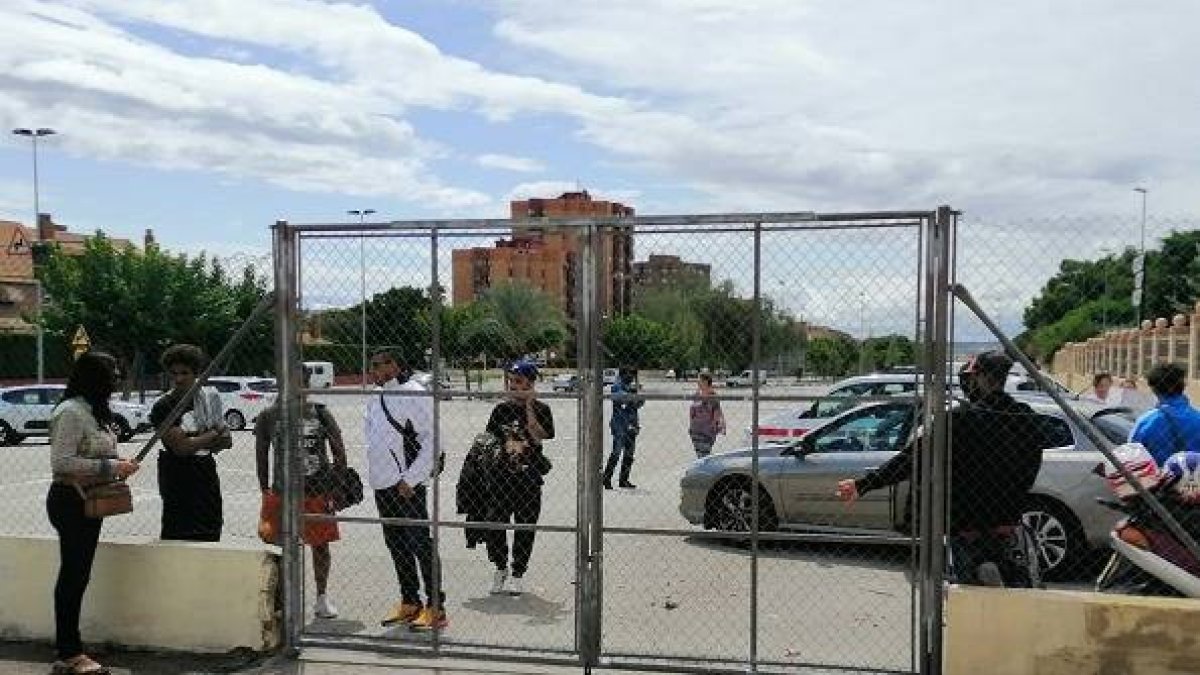 Alicante habilita un campo de fútbol para las personas sin techo
