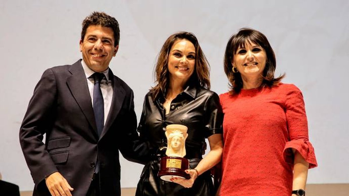 La periodista Mónica Carrillo gana el XXVII Premio Azorín con 'La vida desnuda'