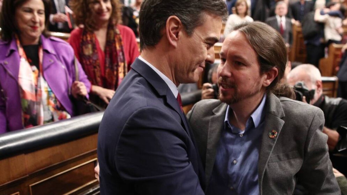 Pedro Sánchez y Pablo Iglesias durante la sesión de investidura