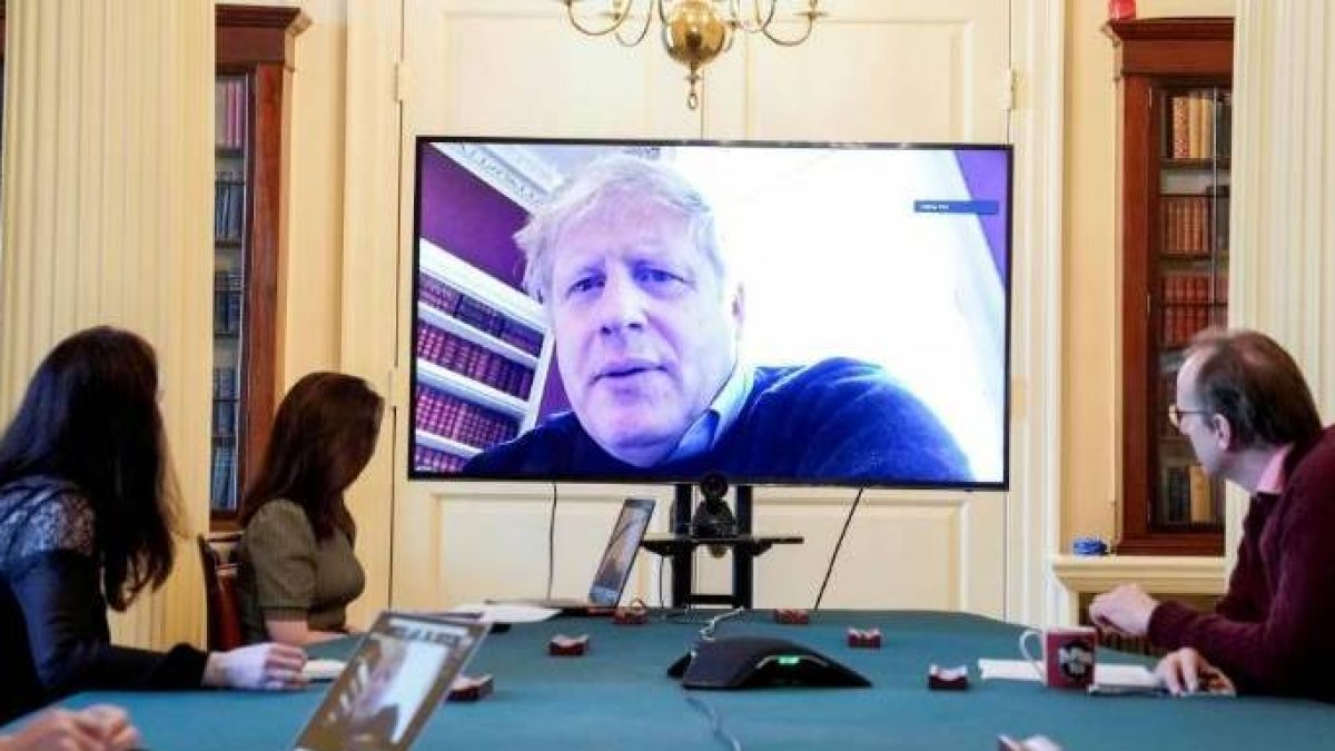 El primer ministro británico en una reunión cuando se confinó.