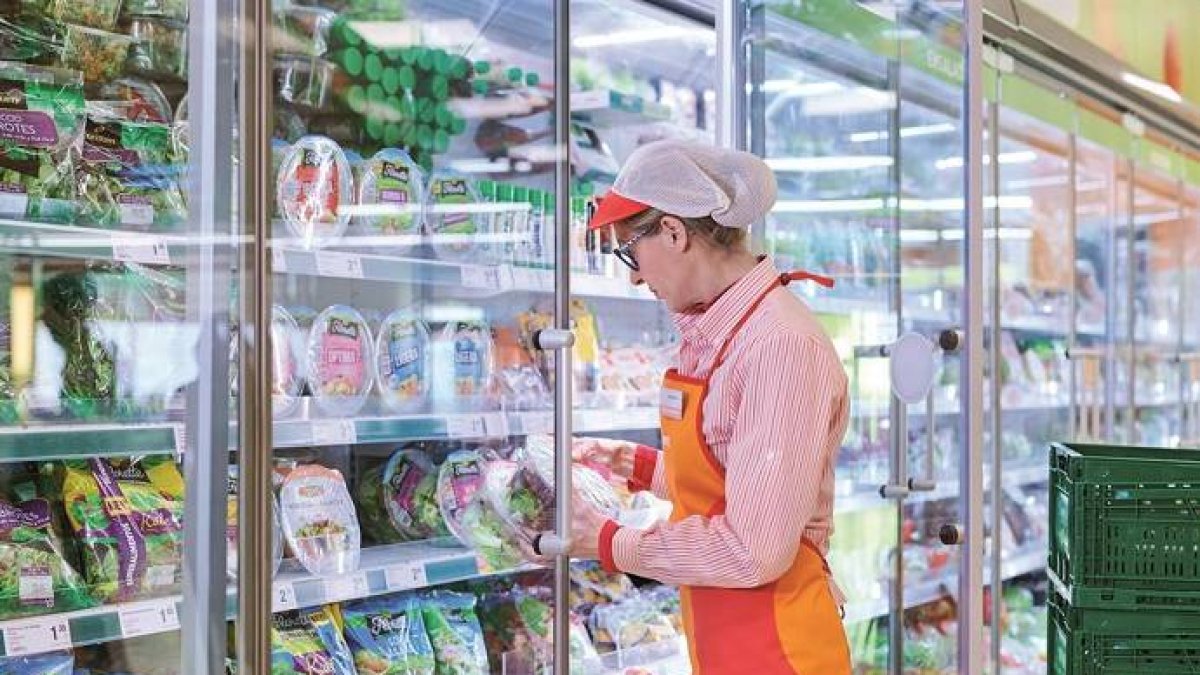 El canje de vales sociales obliga a controlar el acceso a centros comerciales