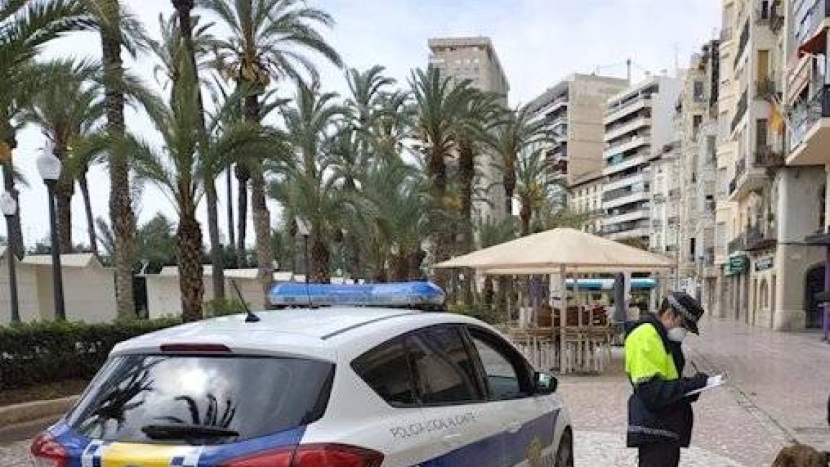 Multan a varias mujeres en Alicante por hacerse 'selfies' con sus perros