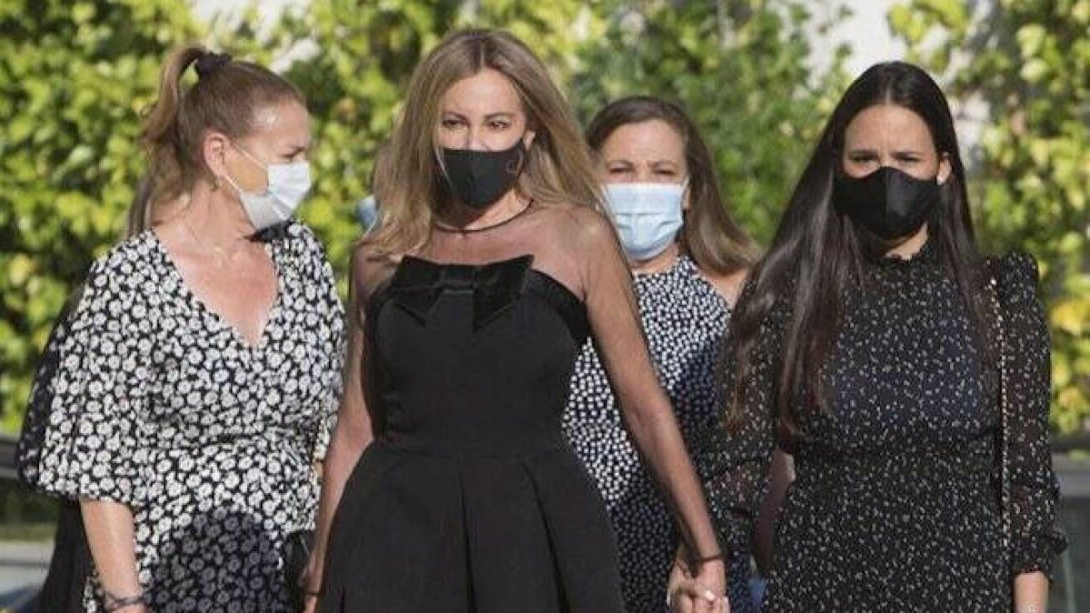 Ana Obregón junto a Carolina Monje en el funeral de Álex.