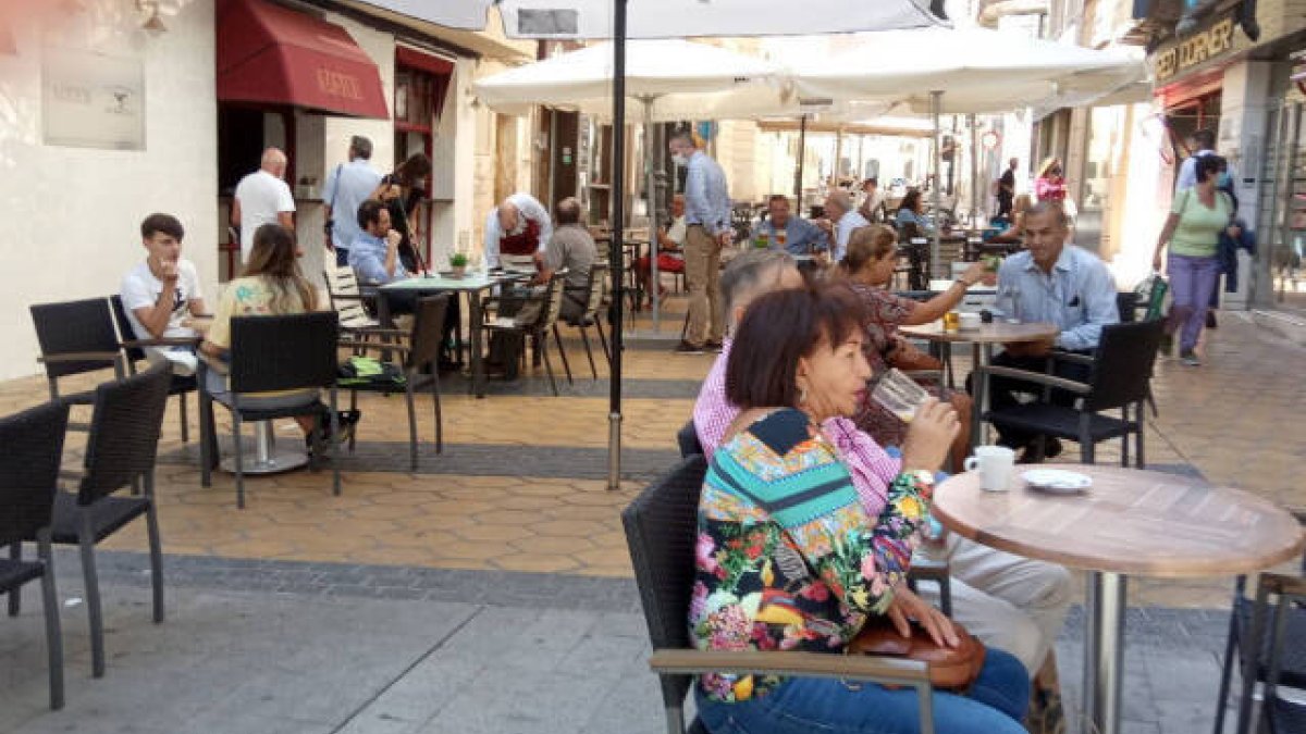 Veladores de los locales de hostelería del centro tradicional de Alicante / FOTO: O. Avellán
