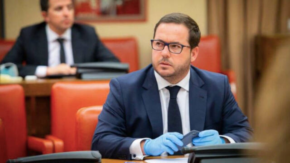 Agustín Almodóbar reprocha la “tranquilidad y la pasividad con la que vive todo el Gobierno el desplome de la actividad turística