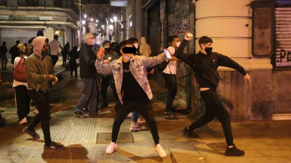 Imagen difundida por un ciudadano de Barcelona con algunos de los supuestos violentos