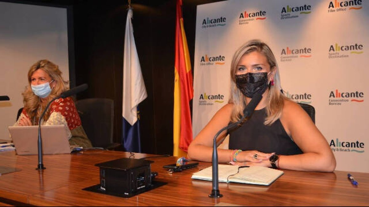 La vicealcaldesa y concejala de Trurismo, Mª Carmen Sánchez, durante la presentación de las ayudas