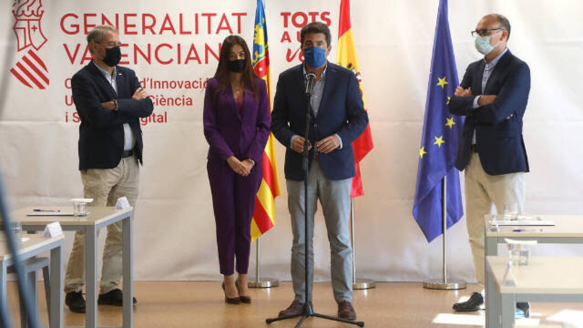 El presidente de la Diputación de Alicante durante la presentación de CENID a la Consellera de Innovación