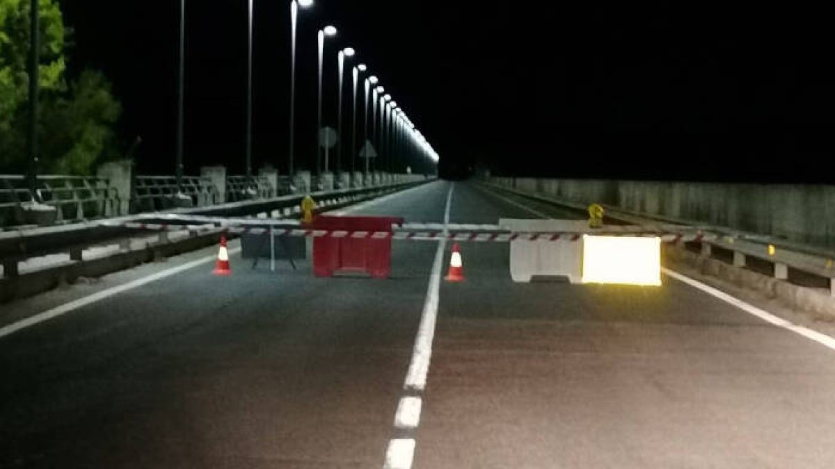 El corte nocturno de carreteras ha sorprendido a los vecinos