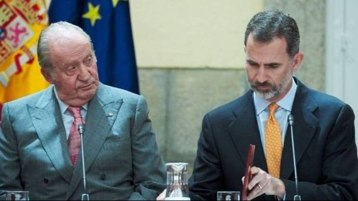 El Emérito, junto al Rey Felipe en un acto institucional.