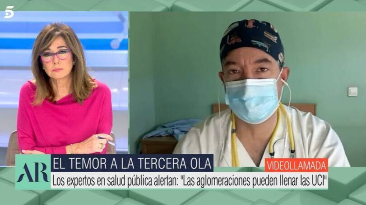 El doctor César Carballo con Ana Rosa Quintana
