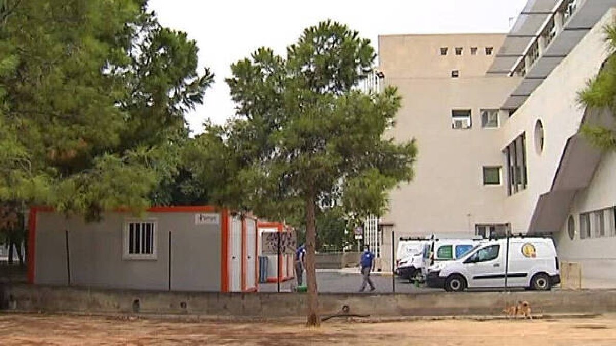 Los trabajadores instalaban a toda prisa esta mañana estos módulos prefabricados en el Centro de Salud de Babel