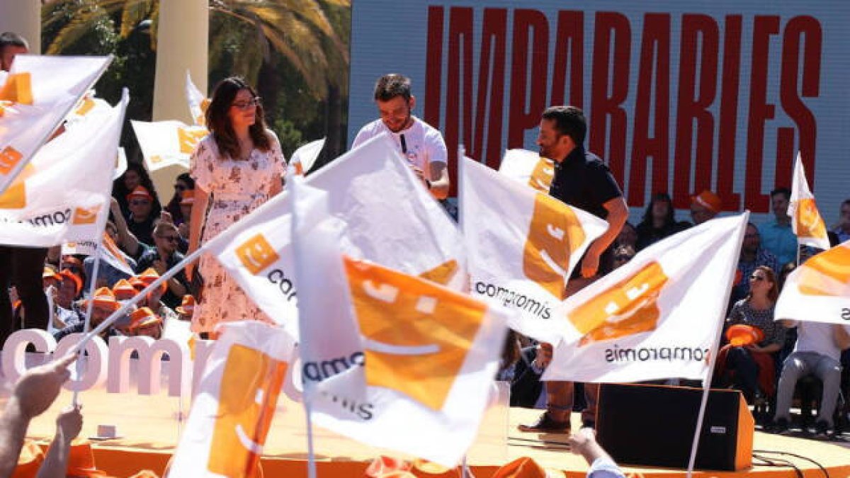 Dirigentes de Compromís durante un acto electoral