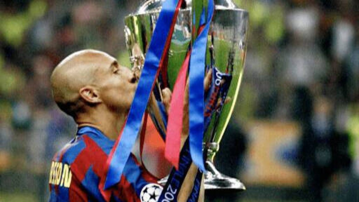 Henrik Larsson, con la Copa del Europa que el Barcelona ganó en 2006.