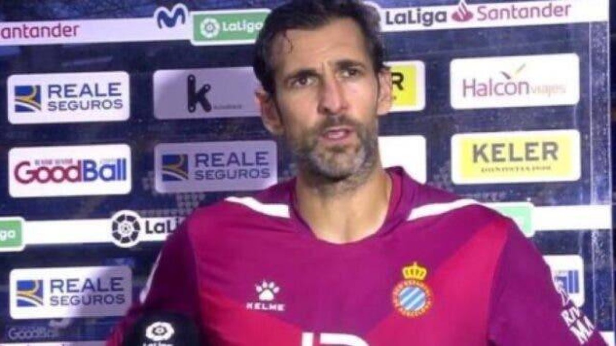 Pobre Espanyol y pobre Diego López… El descuido de LaLiga durante su entrevista a pie de campo