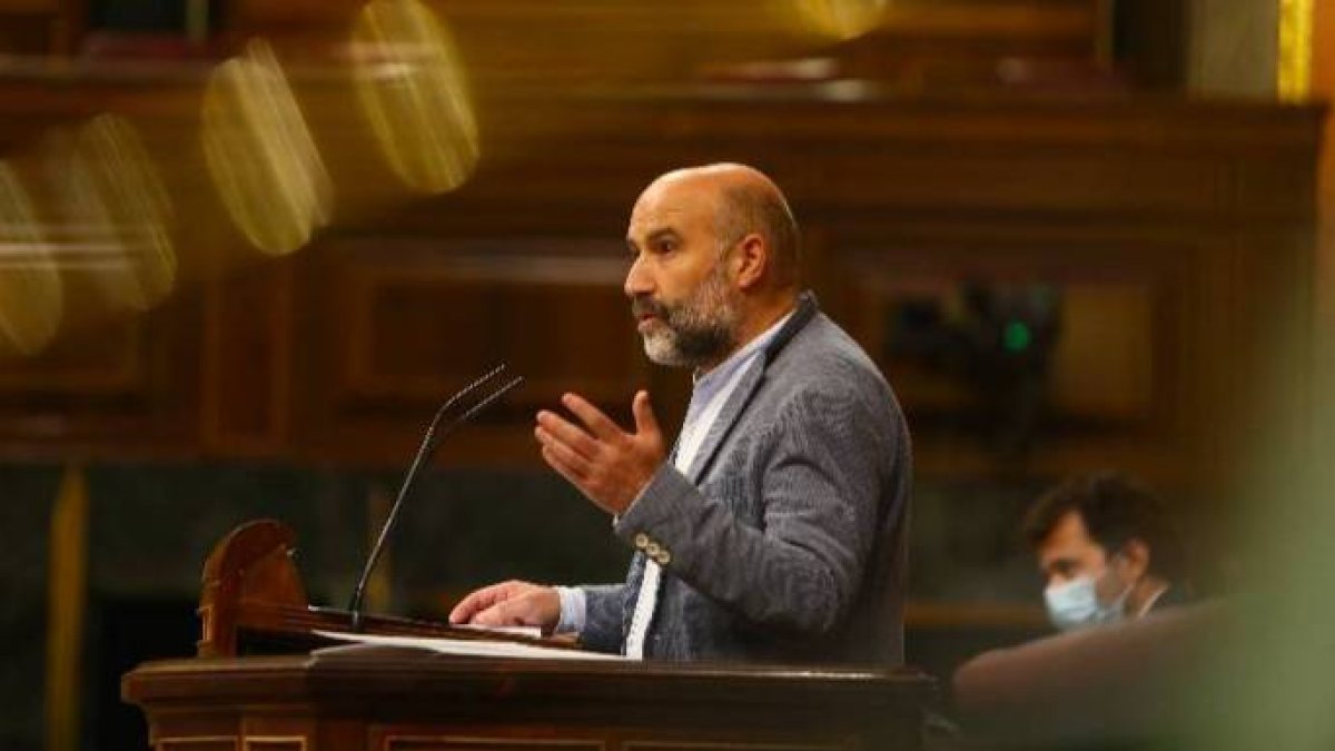 El portavoz del BNG, Nestor Rego, este miércoles en el pleno de Presupuestos.