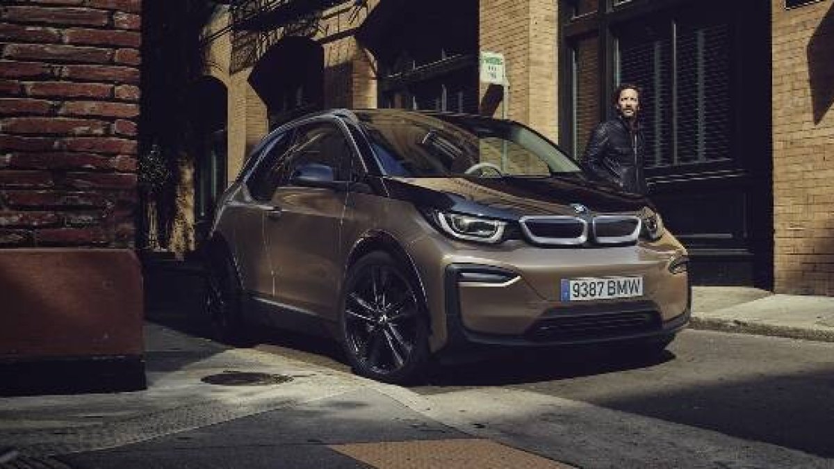 BMW se alía con Alphabet para la movilidad premium flexible