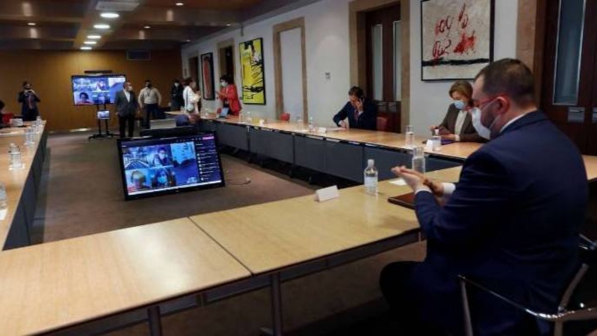 El presidente asturiano, el socialista Adrián Barbón, presidiendo su gabinete de crisis contra el Covid.