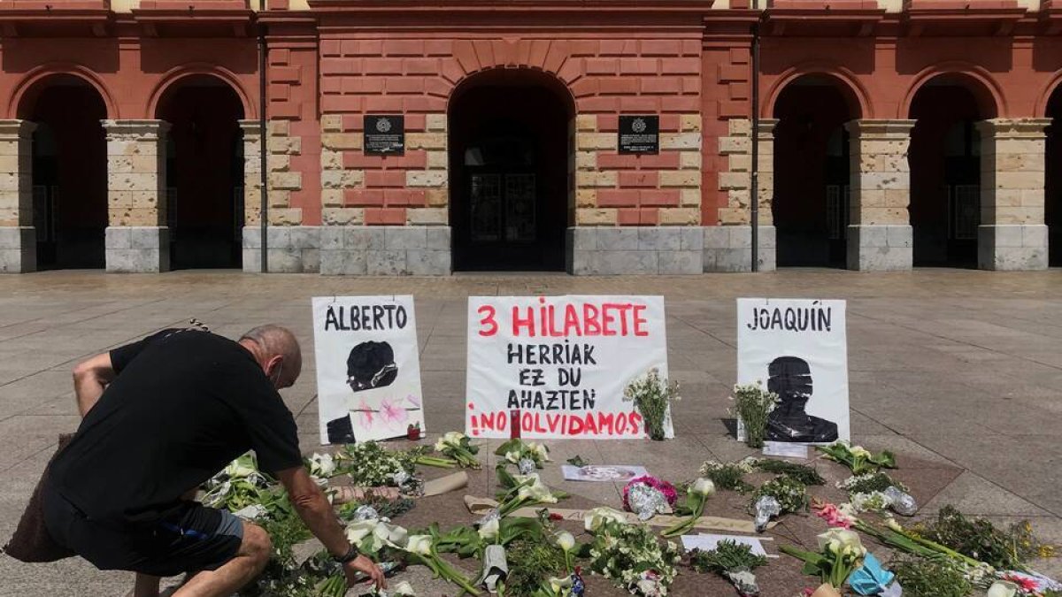 Homenaje en Eibar a las dos víctimas mortales del derrumbe del vertedero de Zaldíbar.