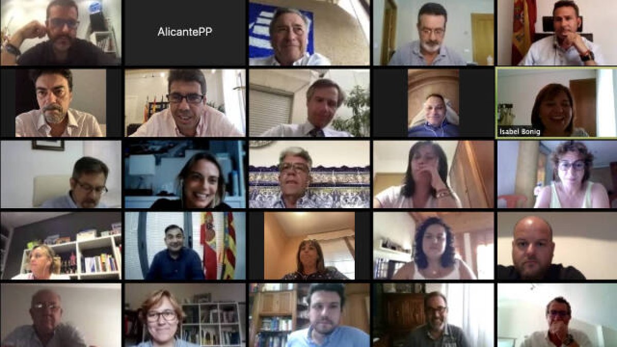 Los alcaldes del PP alicantino piden al resto de formaciones que pongan por delante a sus vecinos antes que a sus partidos