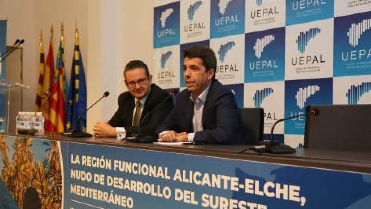 Juan José Sellés junto a Carlos Mazón.