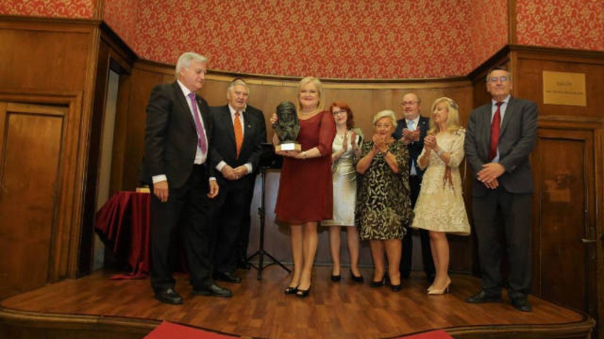La presidenta del Ateneo Mercantil de Valencia, Carmen de Rosa, recibiendo el galardón