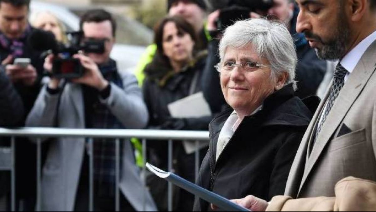 La exconsejera Clara Ponsatí, fugada en Escocia, junto a su abogado.