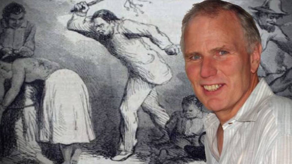 El relator de la ONU, junto a una ilustración de la esclavitud americana