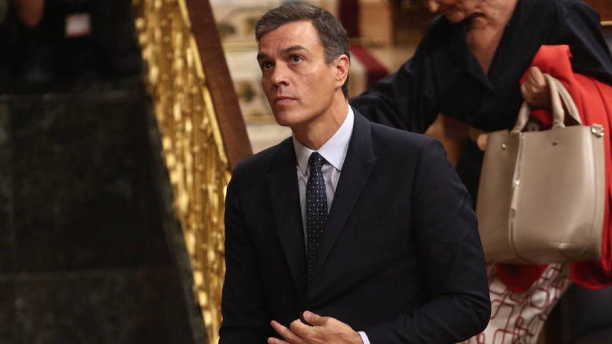 Hasta El País atiza a Sánchez por negarse a presentar una investidura