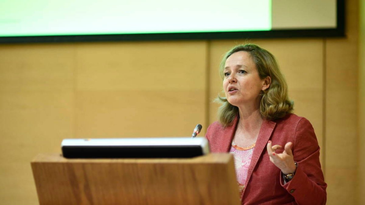 Calviño regaña al Banco de España por pedir a los españoles que ahorren
