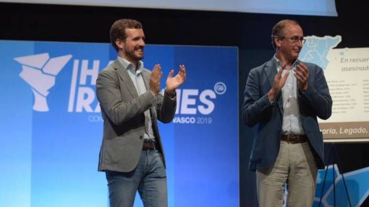 Pablo Casado y Alfonso Alonso, este domingo en el cierre de la Convención de PP vasco.