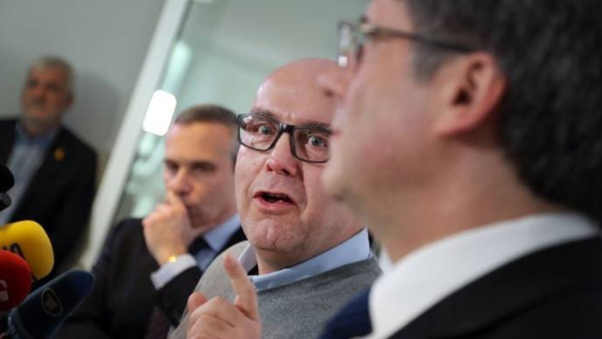 Gonzalo Boye, junto a Puigdemont, en una rueda de prensa en Bélgica.