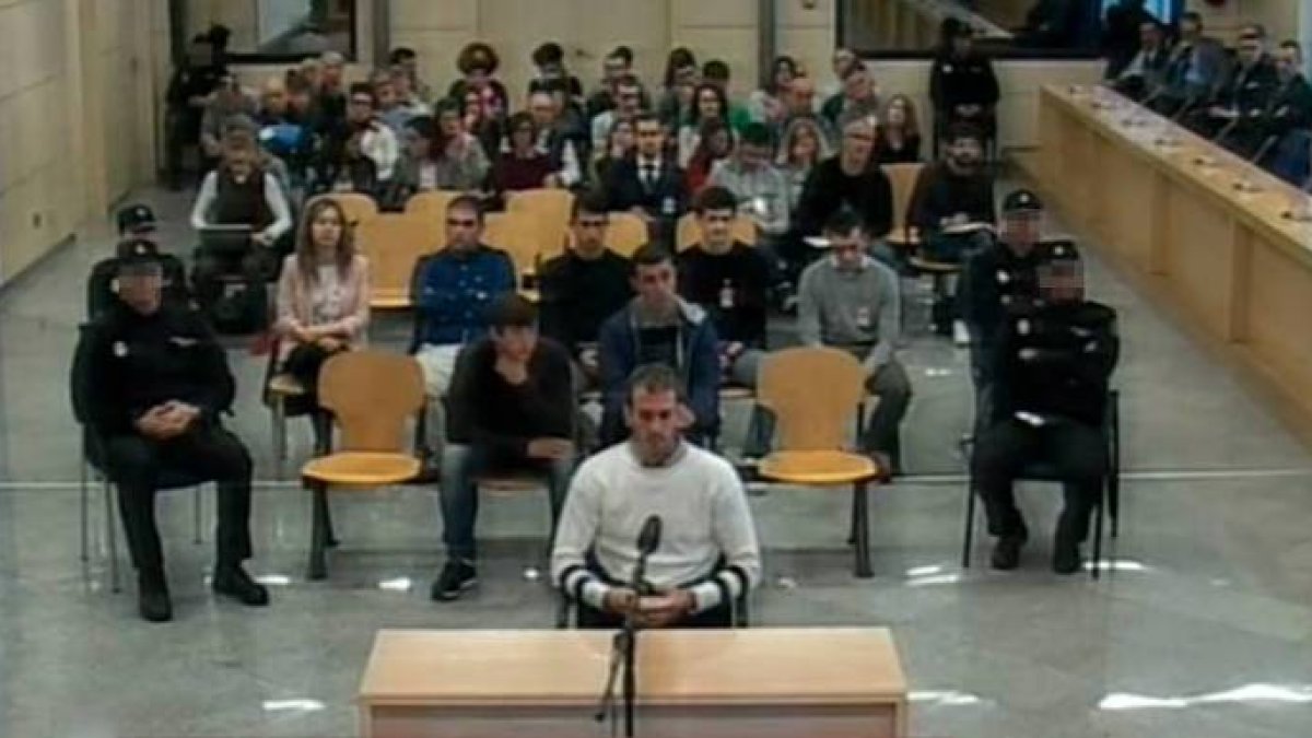 Los agresores de Alsasua a la Guardia Civil en el juicio de la Audiencia Nacional.