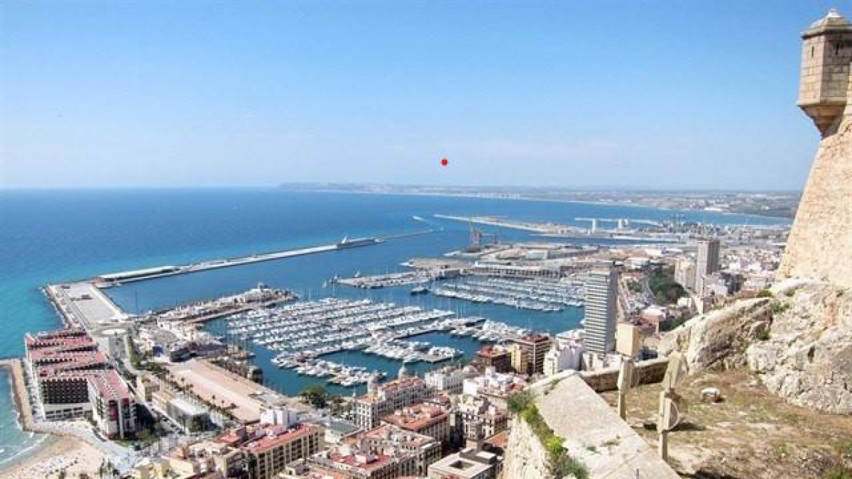 Los depósitos de combustible del Puerto de Alicante enciende el debate político