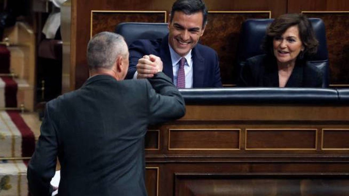 Joan Baldoví saluda a Pedro sánchez al acabar su intervención.