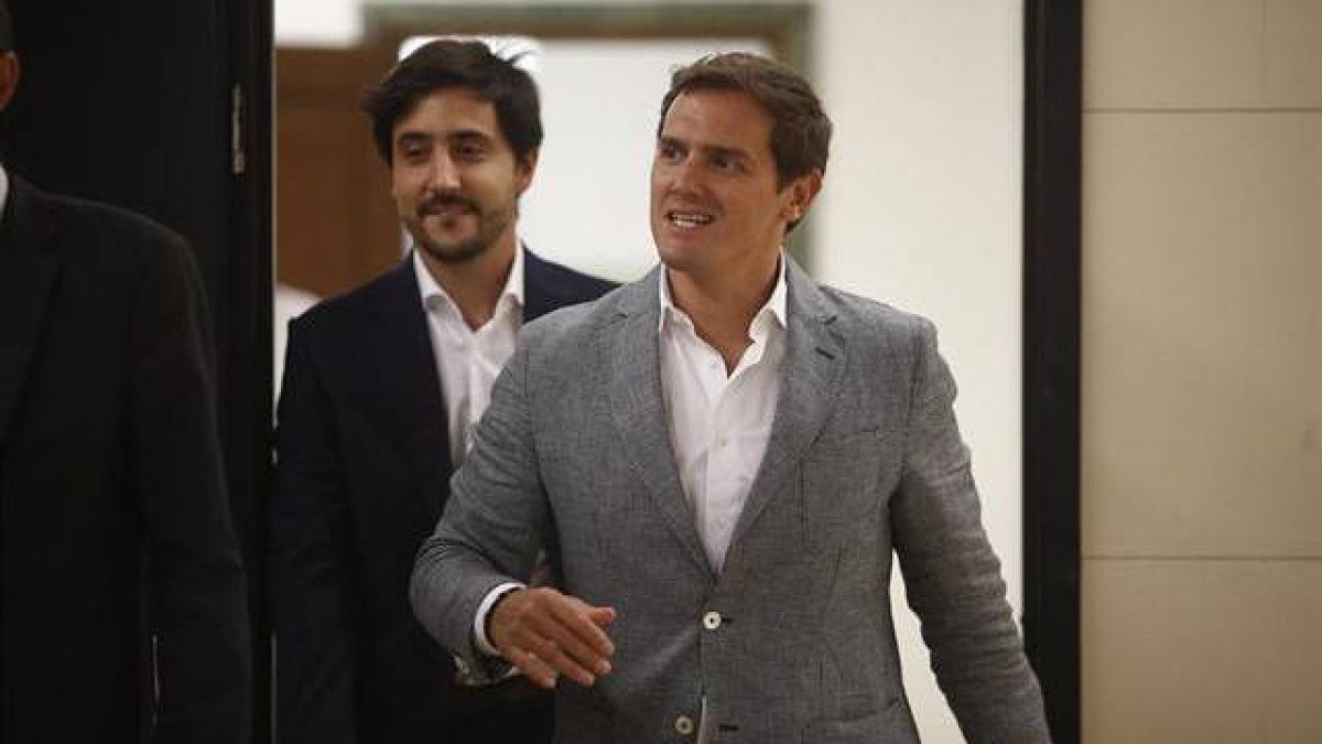 Roldán sigue atosigando a Rivera para que ceda ante el 'sanchismo'