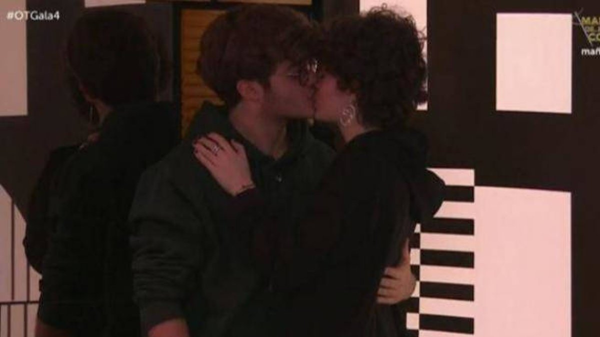 El beso de Anne y Gèrard dentro de la Academia de