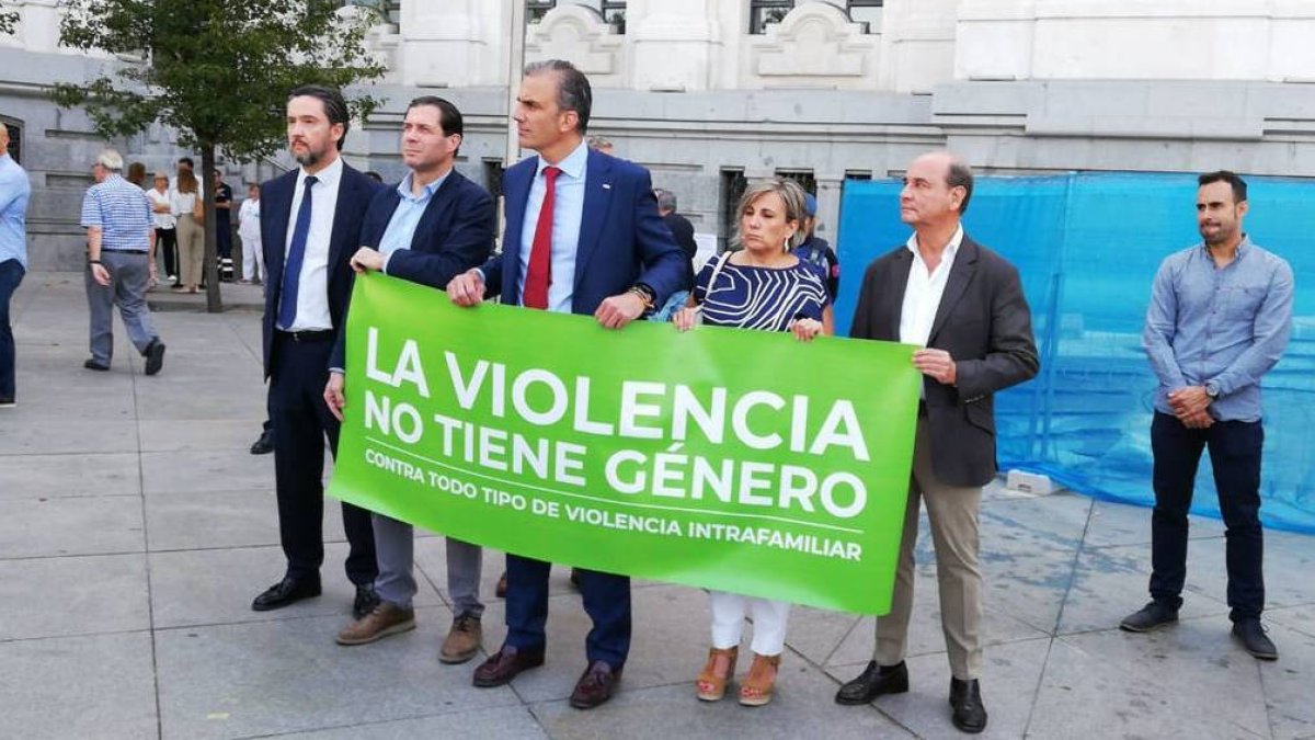 Almeida atiza en directo a Ortega Smith por los asesinatos de mujeres