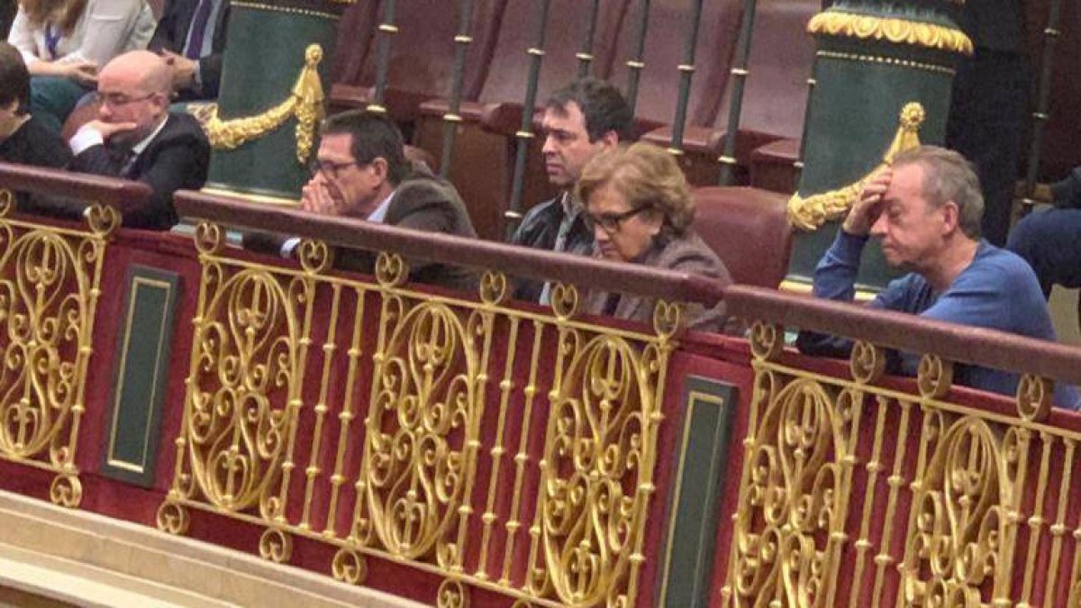 En el centro de la imagen, la madre, el hermano y el padre de Sánchez.