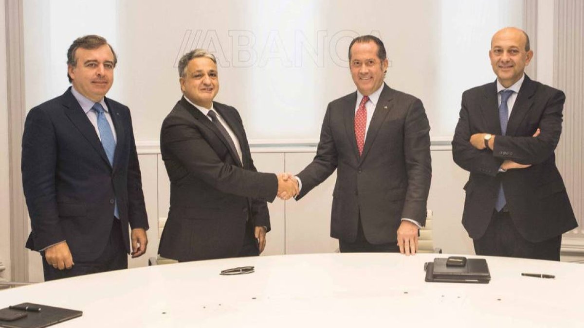 Francisco Botas, consejero delegado de ABANCA, Paulo Macedo, presidente ejecutivo de Caixa Geral de Depósitos, Juan Carlos Escotet Rodríguez, presidente de ABANCA, y Francisco Cary, consejero ejecutivo de CGD y presidente del Consejo d
