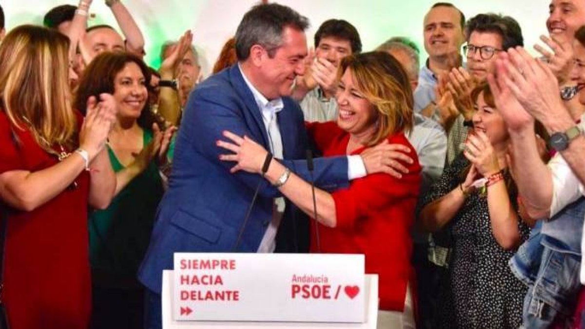 Susana Díaz en la noche del 26-M sacando pecho de la victoria del alcalde de Sevilla, Juan Espadas.