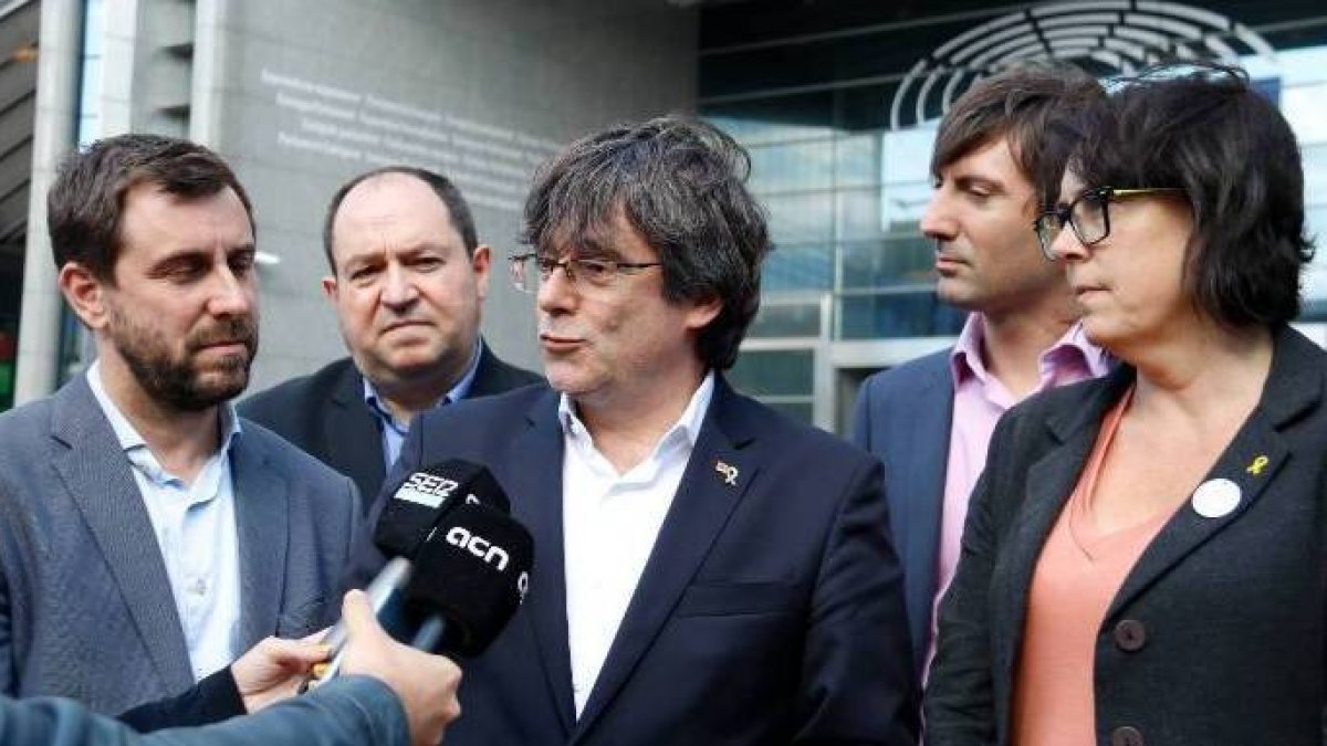 Puigdemont y Toni Comin, a las puertas del Parlamento Europeo. Dentro, no podrán estar.