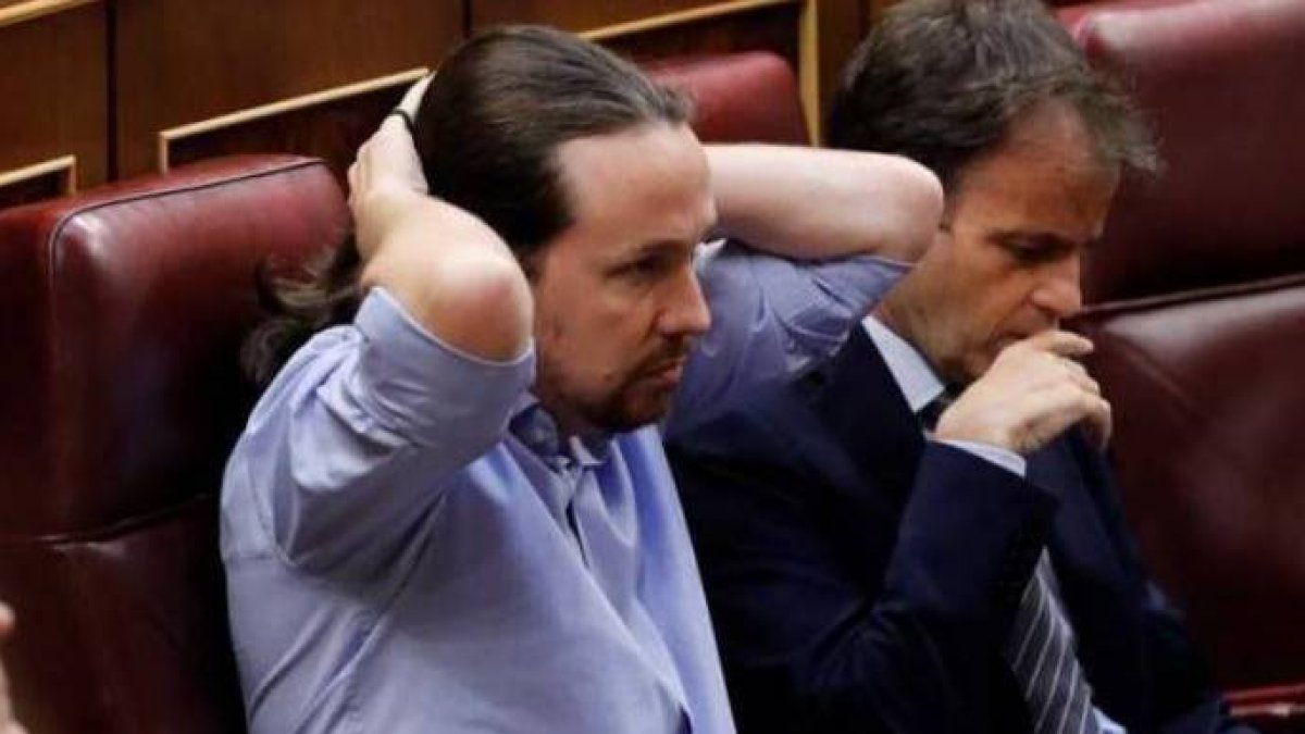 Pablo Iglesias en un significativo gesto.